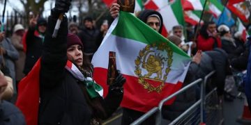 Иранд эсрэг жагсаалын үеэр 100 гаруй хүн амиа алдаад байна