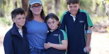 13 настай хүү 4 цаг сэлж гэр бүлээ аюулаас аварчээ