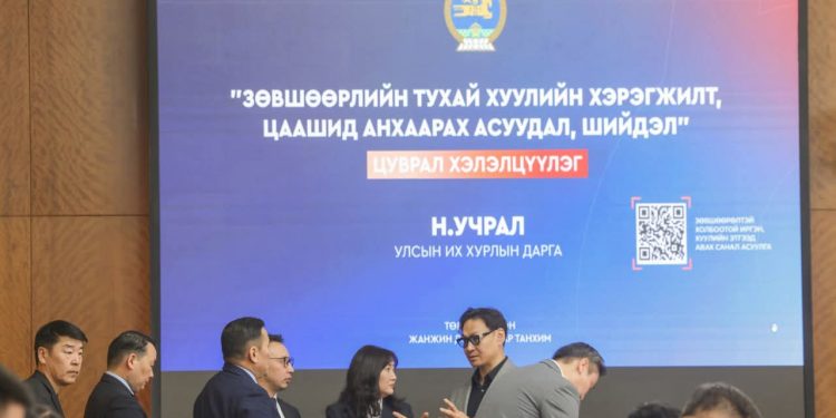 Зөвшөөрөл гэж нэрлээгүй ч бизнес эрхлэхэд иргэдээс шаарддаг 1000 гаруй баримт бичиг хүнд суртал үүсгэж байна