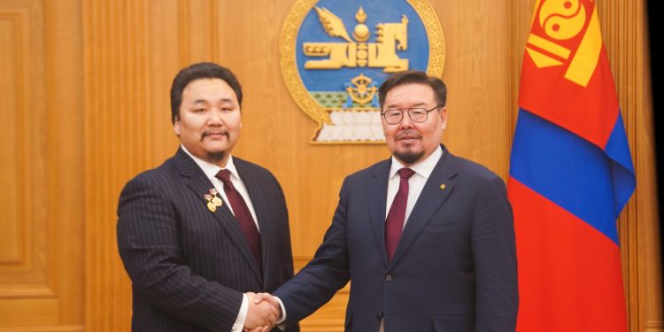 Ерөнхий сайд Г.Занданшатар нэрэмжит шагналаа Ардын жүжигчин Э.Амартүвшинд гардууллаа