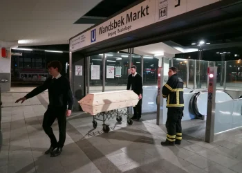 Метроны урдуур үсрэхдээ 18 настай охиныг хамт түлхэж амиа хорложээ