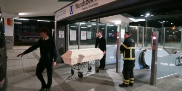 Метроны урдуур үсрэхдээ 18 настай охиныг хамт түлхэж амиа хорложээ