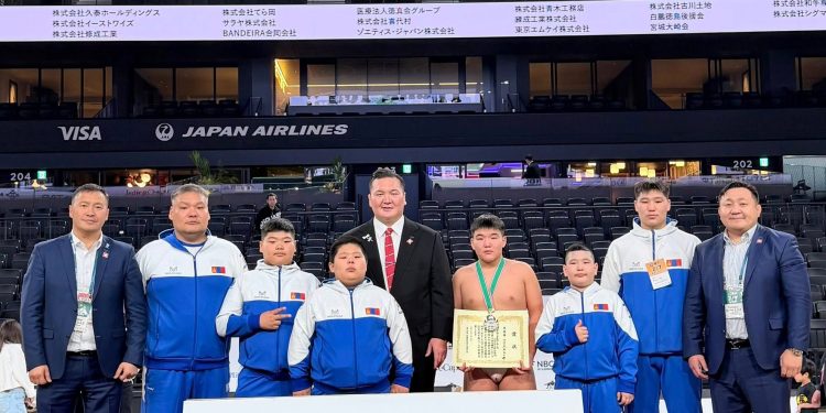 Хакүхо кап тэмцээнээс өсвөрийн 3 сүмоч медаль хүртжээ