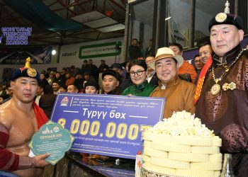 Аварга О.Хангай багшдаа 100 сая төгрөг хандивлалаа