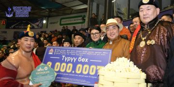 Аварга О.Хангай багшдаа 100 сая төгрөг хандивлалаа