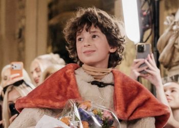 Парисын загварын шоуны од 10 настай дизайнер хүү