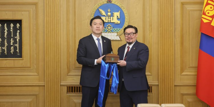 Монгол Улсын 35 дахь Ерөнхий сайд Н.Учрал Засгийн газрын тамгаа гардаж авлаа