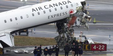 "Air Canada"-ийн онгоц галын машинтай мөргөлдөж, хоёр нисгэгч амиа алджээ
