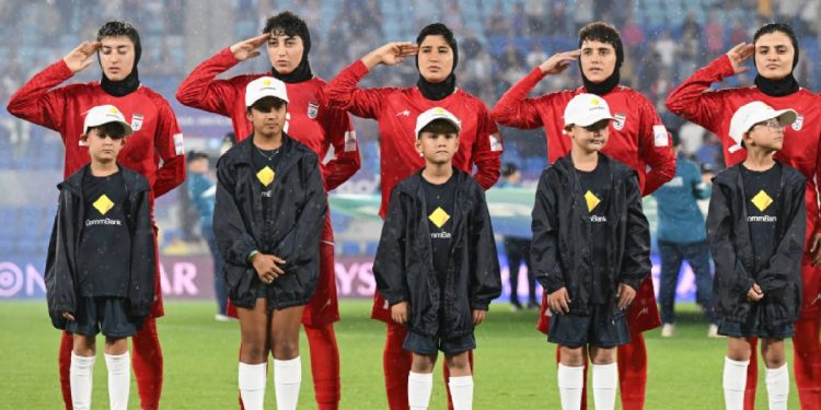 Ираны хөлбөмбөгийн эмэгтэй шигшээ багийнхан орогнол хүссэн ч эх орондоо буцлаа