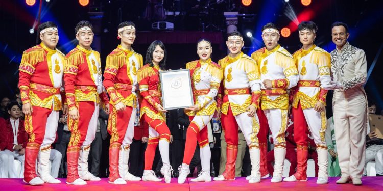 Монголын циркчид Мөнгөн цом хүртлээ