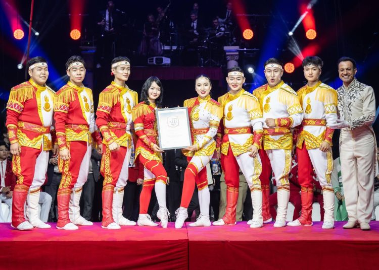 Монголын циркчид Мөнгөн цом хүртлээ