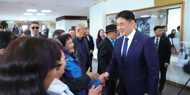 Ерөнхийлөгч У.Хүрэлсүх Чингэлтэй дүүргийн иргэдтэй уулзлаа