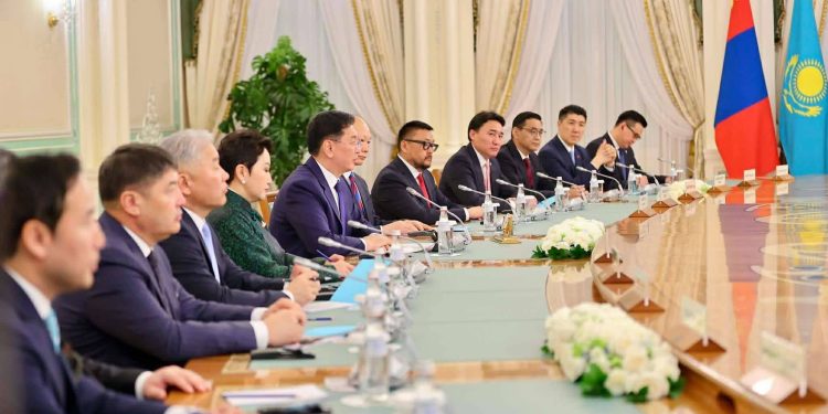 Ерөнхийлөгч У.Хүрэлсүх, К.Токаев нар албан ёсны хэлэлцээ хийлээ