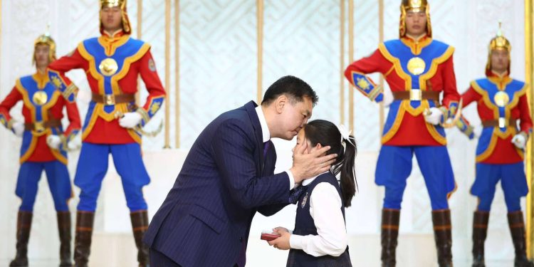 Таван хүний амийг аварсан З.Эмүжинг "Шударга журам" медалиар шагнав