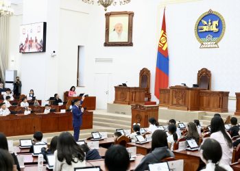 Төрийн ордонтой танилцсан хүүхдүүдтэй УИХ-ын дарга С.Бямбацогт уулзаж, баяр хүргэлээ