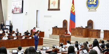 Төрийн ордонтой танилцсан хүүхдүүдтэй УИХ-ын дарга С.Бямбацогт уулзаж, баяр хүргэлээ