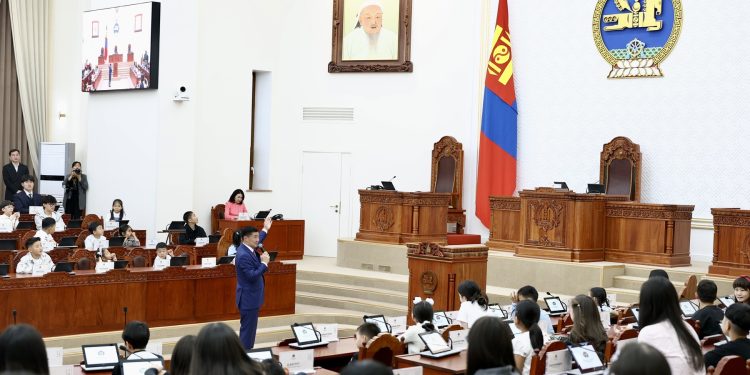 Төрийн ордонтой танилцсан хүүхдүүдтэй УИХ-ын дарга С.Бямбацогт уулзаж, баяр хүргэлээ