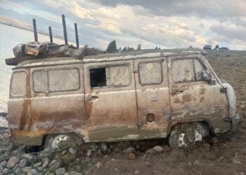 Хотон нууранд 2018 онд живсэн "УАЗ ФУРГОН" машиныг 36 метрийн гүнээс татан гаргав