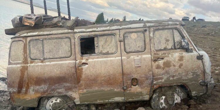 Хотон нууранд 2018 онд живсэн "УАЗ ФУРГОН" машиныг 36 метрийн гүнээс татан гаргав