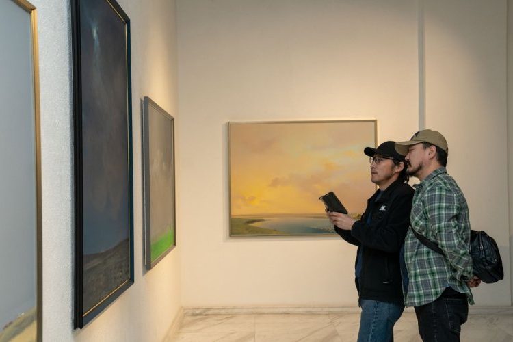 Зураач Ч.Хүрэлбаатар “Ягаан үдэш” үзэсгэлэнгээ нээлээ