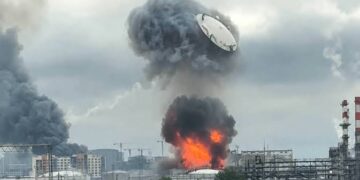 Москвад томоохон дроны халдлага болж, нефть боловсруулах үйлдвэр шатлаа