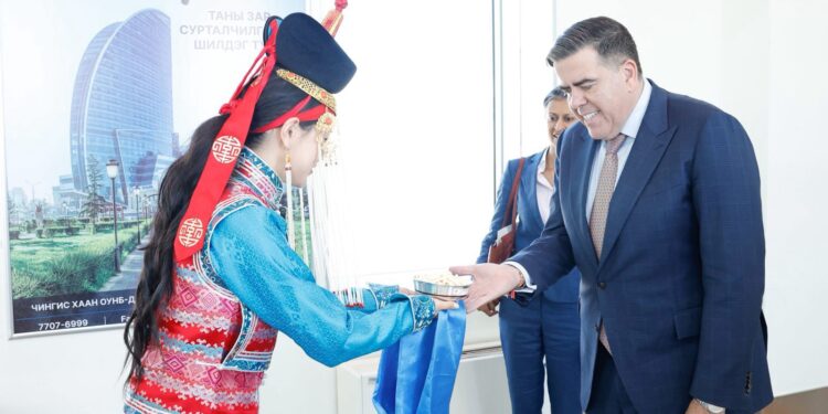 Австралийн парламентын дарга Милтон Дик Монгол Улсад хүрэлцэн ирлээ