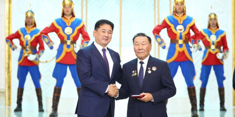 Гавьяат барилгачин Б.Жүгдэрт Хөдөлмөрийн баатар цол хүртээлээ