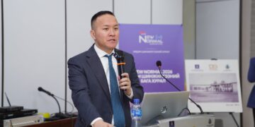  Эрдэмтэд, судлаачид хот төлөвлөлийн чиглэлийн судалгааны бүтээлээ танилцуулж байна