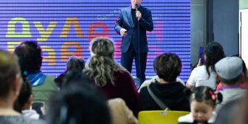 Цоорхой хувинг усаар дүүргэж болдоггүй шиг дулаалгагүй байшинг халаах боломжгүй